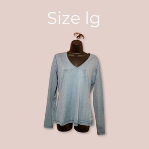 Woman’s under armor long sleeve fitted heat gear color blue.